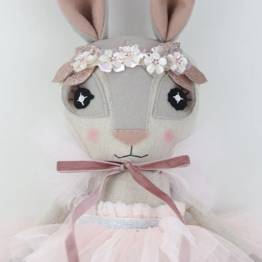 Macaron Ruffle Hebe Hare