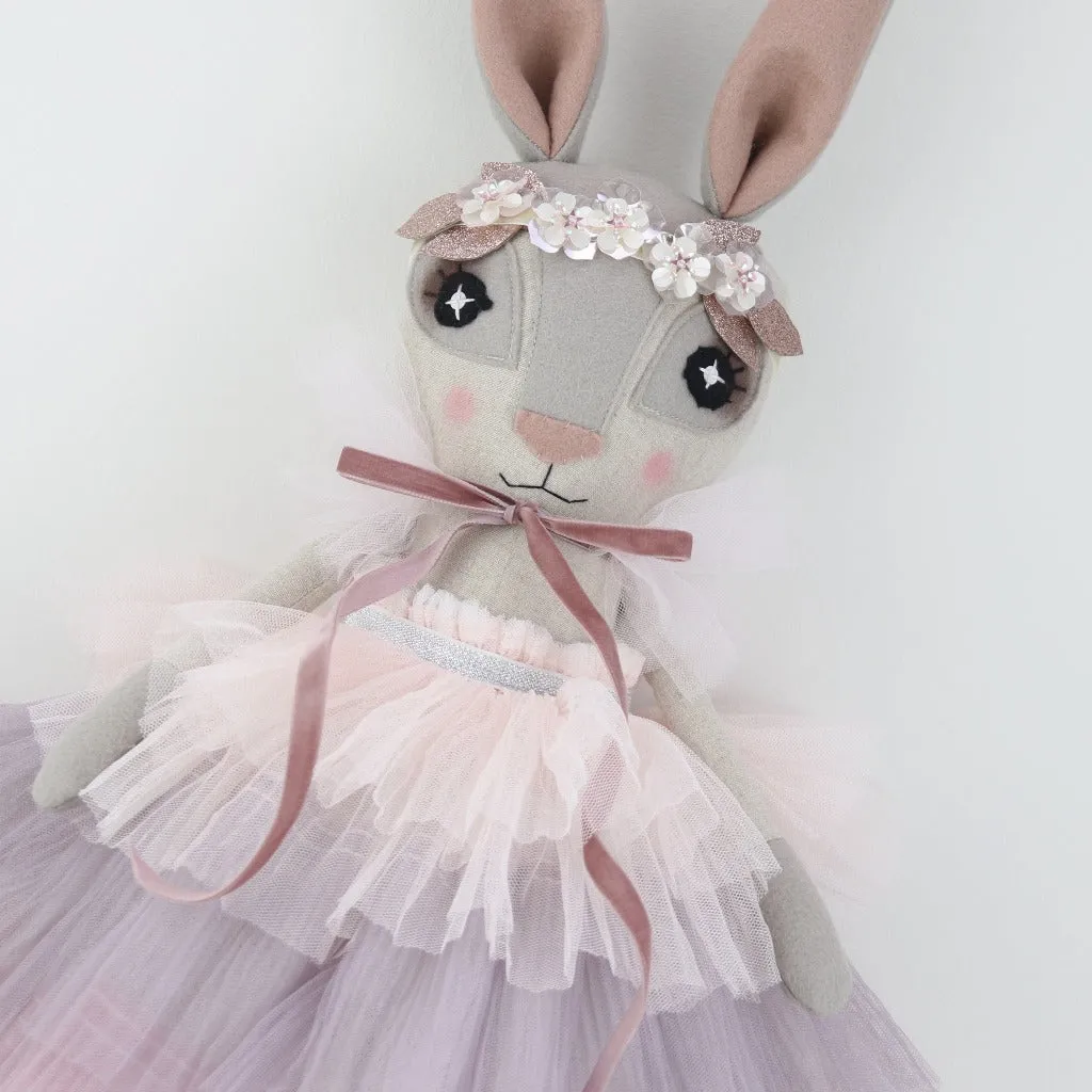 Macaron Ruffle Hebe Hare