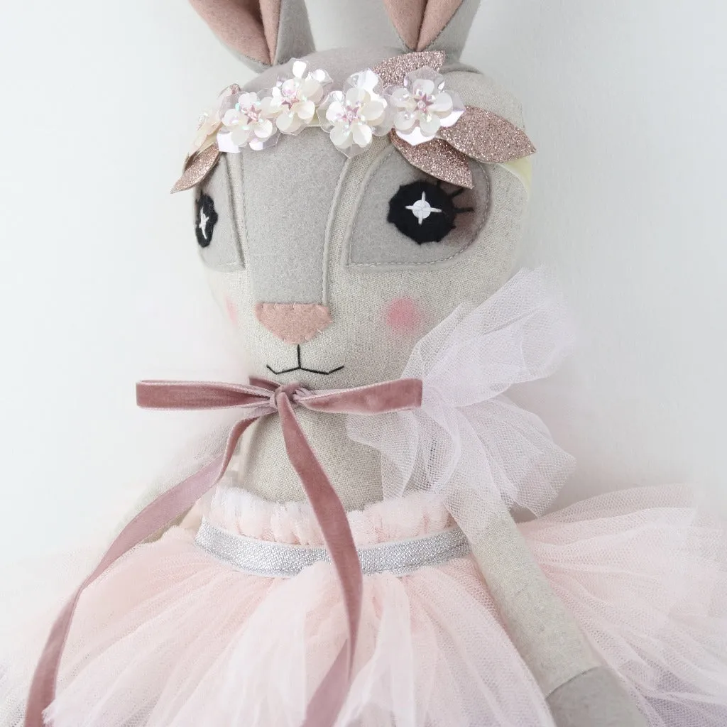 Macaron Ruffle Hebe Hare